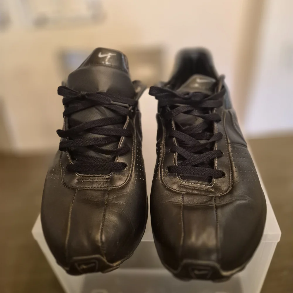 Nike Shox Men's Black Leather Athletic Shoes - Picture 3 of 4